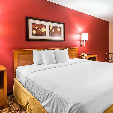 Quality Inn & Suites Chesterfield Village Springfield Buitenkant foto