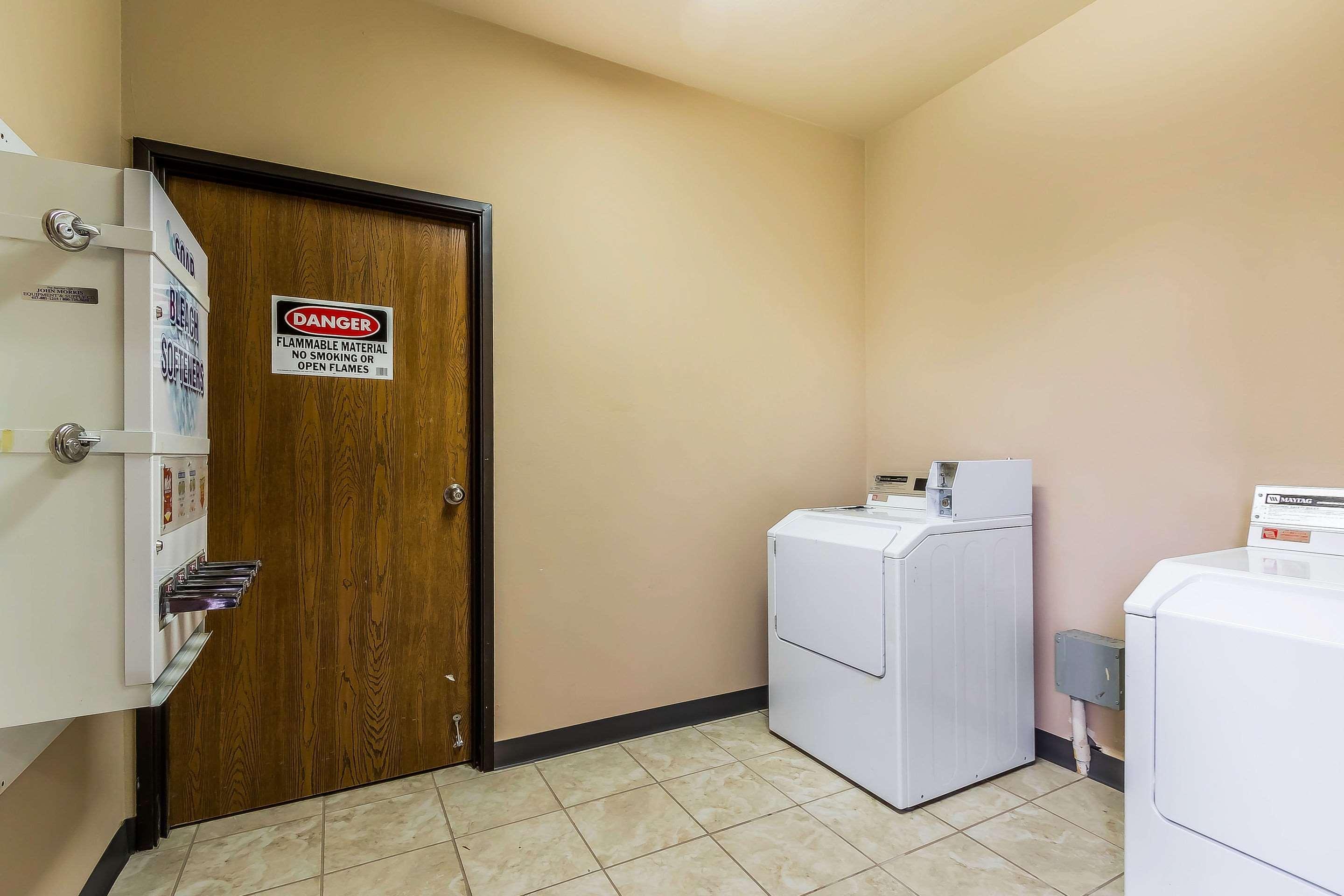 Quality Inn & Suites Chesterfield Village Springfield Buitenkant foto