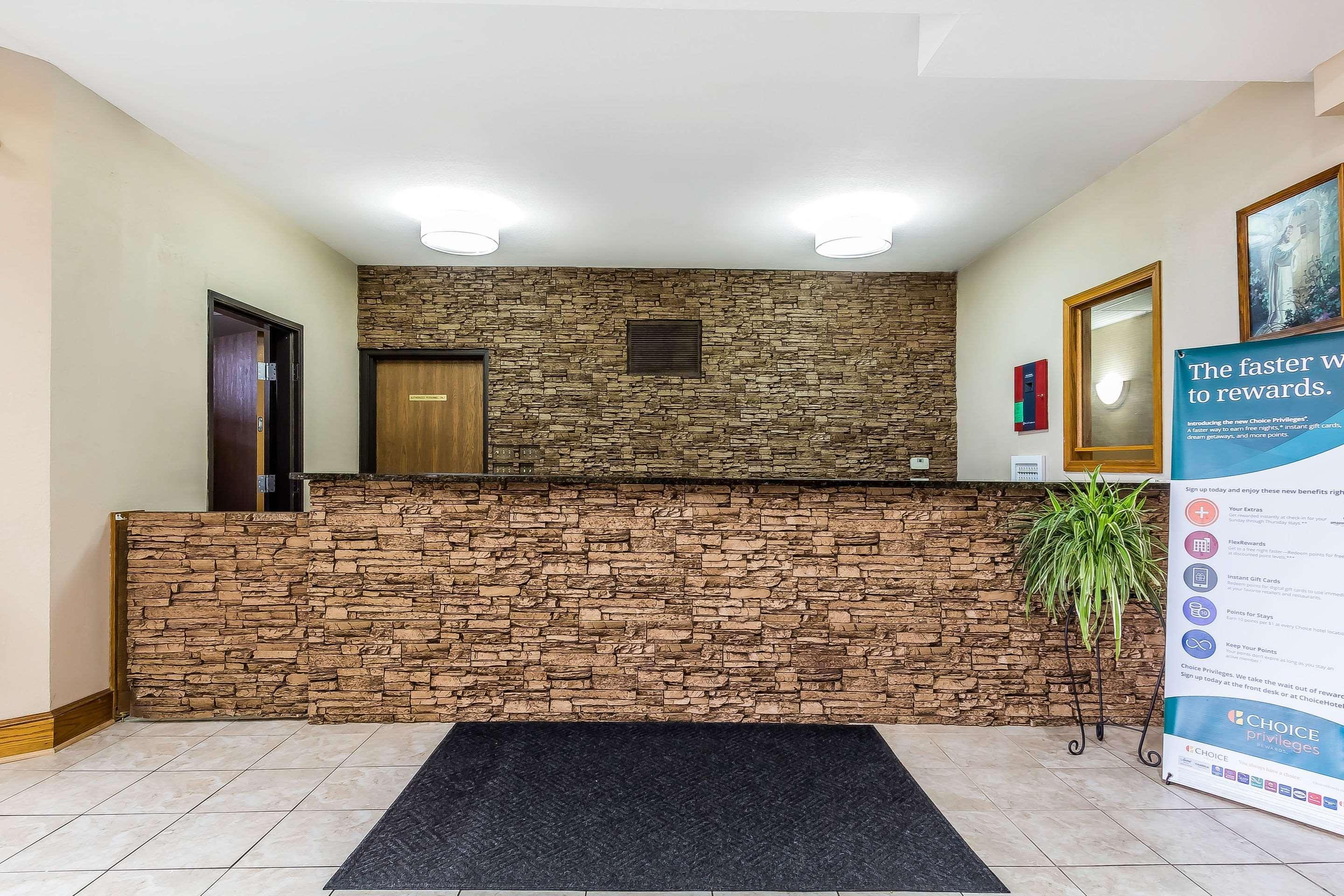 Quality Inn & Suites Chesterfield Village Springfield Buitenkant foto