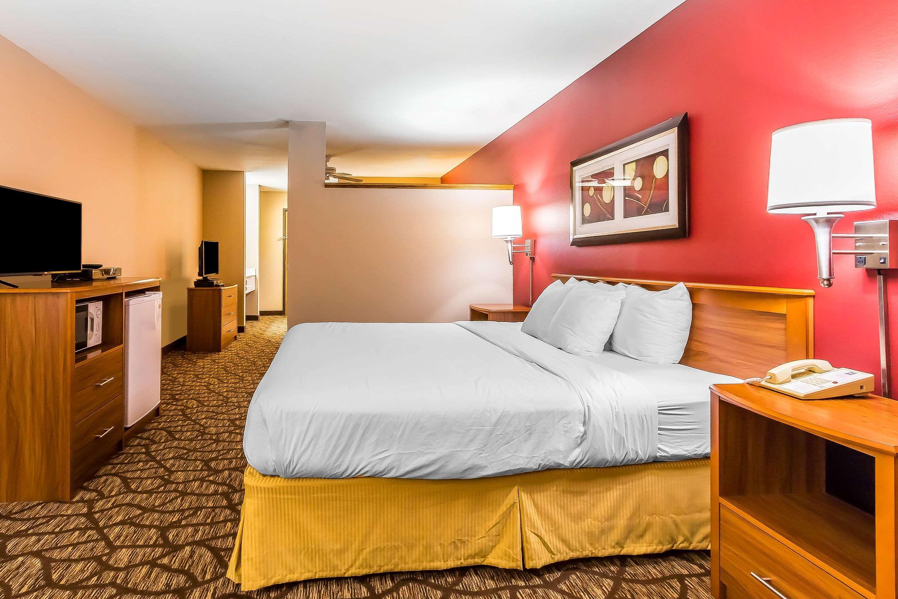 Quality Inn & Suites Chesterfield Village Springfield Buitenkant foto