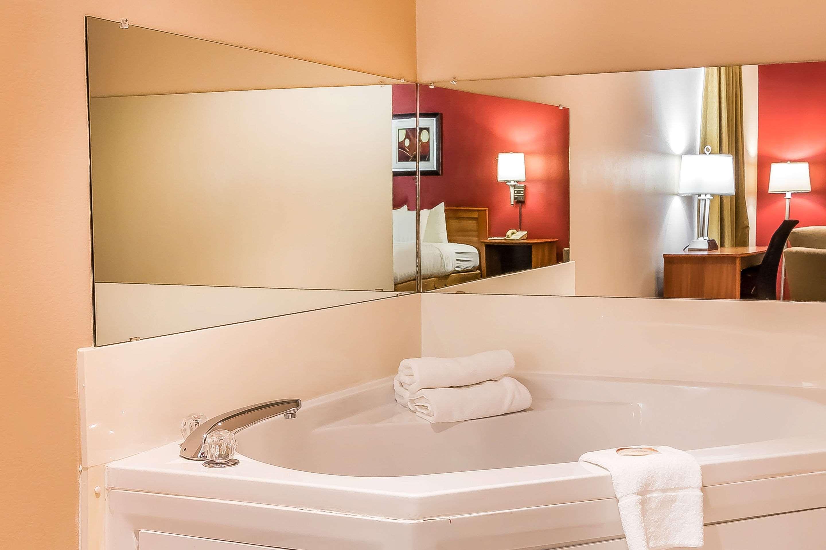 Quality Inn & Suites Chesterfield Village Springfield Buitenkant foto