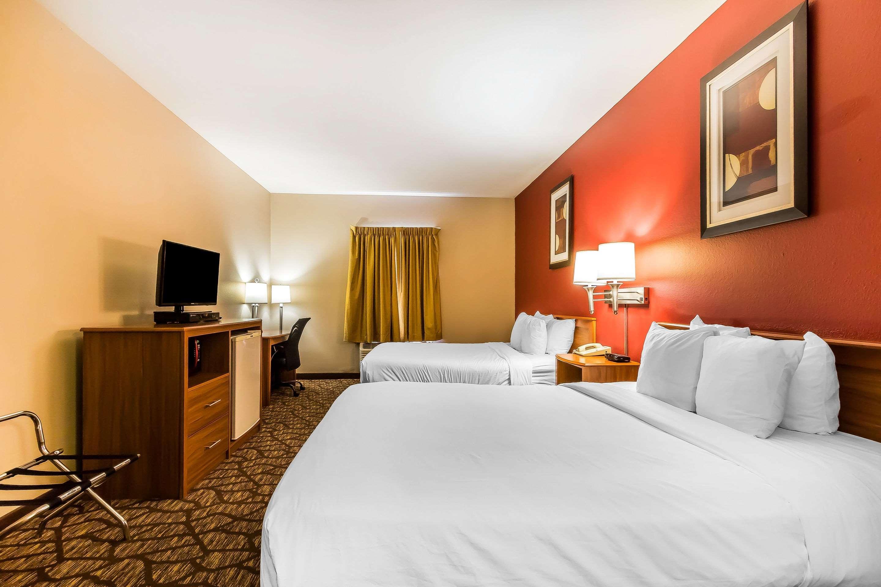 Quality Inn & Suites Chesterfield Village Springfield Buitenkant foto